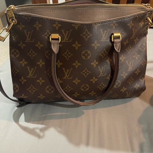 Authentic Louis Vuitton Pallas MM - Picture 2 of 15